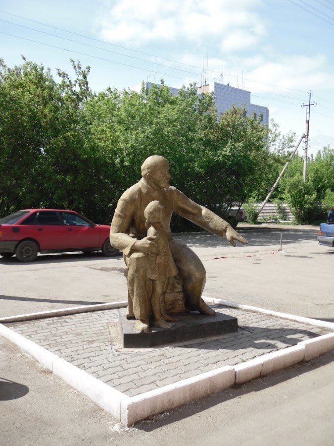 Ленин (на Потанина-Ауэзова, 2014)