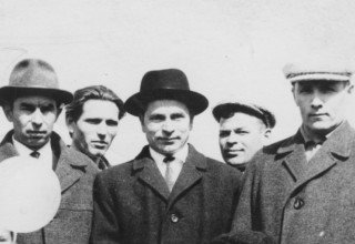 Работники 2-го цеха КМЗ. На первом плане слева направо зам. начальника цеха Виктор Завалов, мастер Шутов, начальник цеха Спартак Галеутдинович Халиков. Фото - Рашат Халиков-