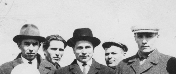 Работники 2-го цеха КМЗ. На первом плане слева направо зам. начальника цеха Виктор Завалов, мастер Шутов, начальник цеха Спартак Галеутдинович Халиков. Фото - Рашат Халиков-