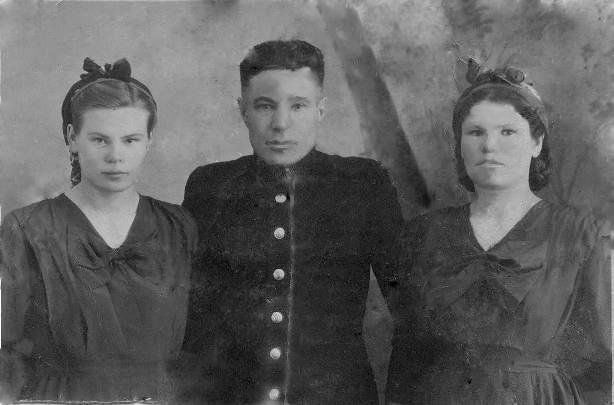 Глушенков Василий Васильевич с дочерями Розой и Майей, 15 марта 1955