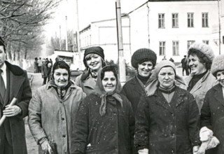 КПСЗ. Отдел труда и зарплаты во главе Даниленко Н.И. на субботнике, апрель 1981-.