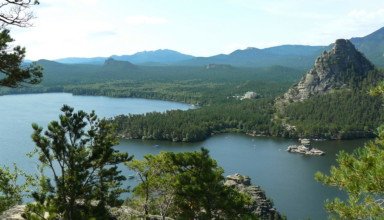 Виды на Боровское озеро, Голубой залив, Окжетпес, Сфинкс (Жумбактас), Синюху, Спящего рыцаря, Большое Чебачье озеро с горы Болектау. Туристы на горе. Участники экопикника из Астаны. 18 августа 2018