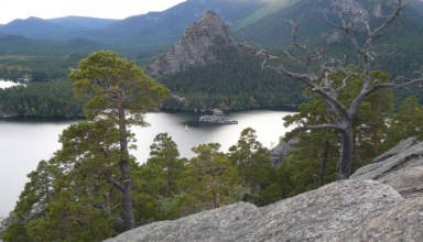 Вечерние виды ранней осенью с горы Болектау на Голубой залив, Большое Чебачье озеро и на саму гору Болектау