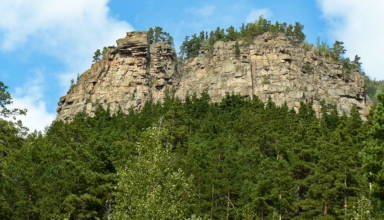 Синюха. Белые скалы. Вид на раздвоенный утес