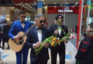 8 марта Jeti Qazyna, совместно с ТЦ «РИО», провели флешмоб — дарили цветы девушкам и женщинам