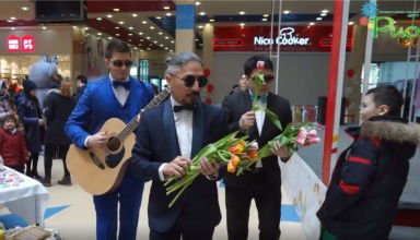 8 марта Jeti Qazyna, совместно с ТЦ «РИО», провели флешмоб — дарили цветы девушкам и женщинам