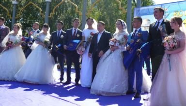 Торжественное мероприятие «Көкшетау – бақытты отбасы мекені» на балюстраде центрального парка. Подарки молодоженам.