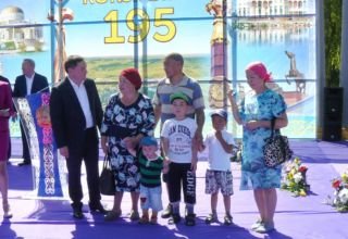 Торжественное мероприятие «Көкшетау – бақытты отбасы мекені» на балюстраде центрального парка. Вручение ключей от новых квартир.
