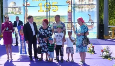 Торжественное мероприятие «Көкшетау – бақытты отбасы мекені» на балюстраде центрального парка. Вручение ключей от новых квартир.