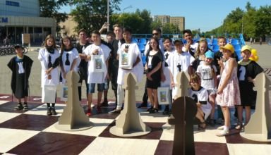 Городской турнир «Живые шахматы» на площади «Тәуелсіздік»