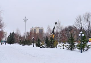 Площадь, снежный городок, парк