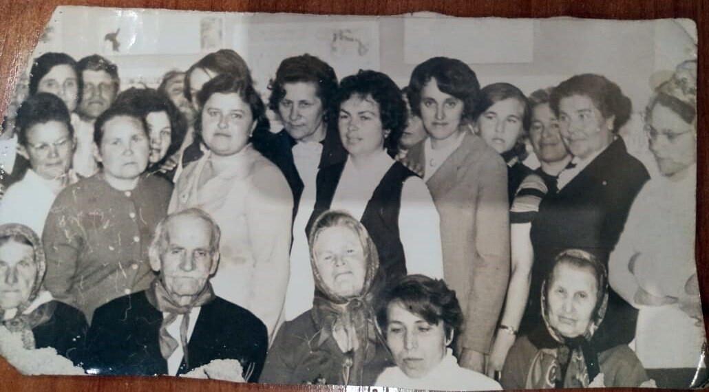 Открытие музея «Молодой гвардии» в июне 1973 года, на фото учителя сш № 11 г. Кокчетава и почетные гости — родители молодогвардейцев Мария Францевна Фомина, Матвей Максимович Громов, Ольга Петровна Загоруйко, Мария Даниловна Лукашова. Между О.П. Загоруйко и М.Д. Лукашовой создатель музея Антонович Таиса Александровна