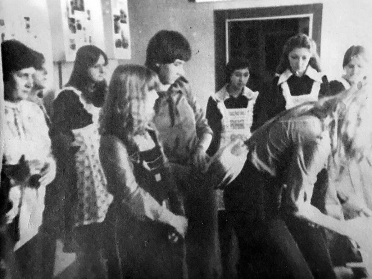 Кретова Зинаида Григорьевна, Мазаник Таня, Шаталова Оля, Толгурова Ира, Вдовенко Наташа и гости из ГДР в школьном музее «Молодой гвардии» г. Кокчетава в 1982 году