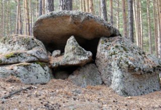 Причудливые скалы и камни у подножия горы Кокшетау (Синюхи)