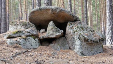 Причудливые скалы и камни у подножия горы Кокшетау (Синюхи)