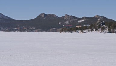 Фотозарисовки по-зимнему мартовскому Боровому. Озеро, горы, колесо обозрения, музей природы. 25 и 26 марта 2021.