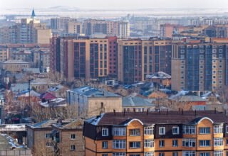 Общие и крупные планы города через смог. 5 февраля 2022.