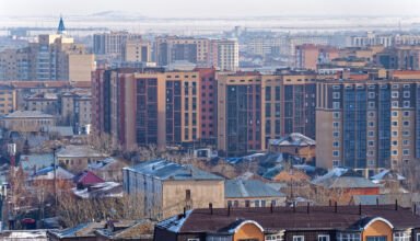 Общие и крупные планы города через смог. 5 февраля 2022.