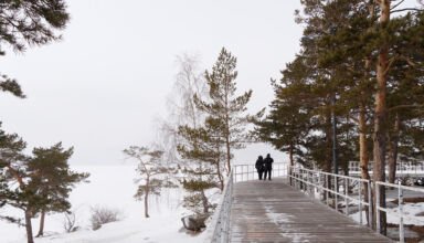 Заснеженное озеро Аулиеколь, дорожки по берегу, скалы и камни, скульптуры.