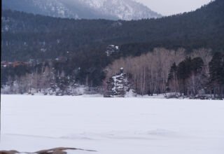 Немного февральского Борового. Озеро Аулиеколь, огромные сугробы на берегу, останки первой мельницы на реке Громотухе, парк "Работников лесного хозяйства". 22 февраля 2022