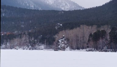 Немного февральского Борового. Озеро Аулиеколь, огромные сугробы на берегу, останки первой мельницы на реке Громотухе, парк "Работников лесного хозяйства". 22 февраля 2022