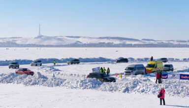 Фоторепортаж начальных заездов с чемпионата Казахстана по зимним трековым автомобильным гонкам "Ice Drive" в Кокшетау на озере Копа. 26 февраля 2022.