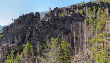 Небольшая панорама скальной гряды на горе Кокшетау (Синюха)
