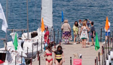Большой фоторепортаж с традиционной международной парусной регаты "Бурабай - 2022". Паузы между стартами, люди на отдыхе, коллеги по цеху в работе. 18 июня 2022.
