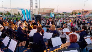 Фоторепортаж из небольшой части праздничного концерта на набережной озера Копа. Отличная программа, тысячи зрителей, много ракурсов в коллекцию. Артисты на сцене и за кулисами, зрители, эмоции. 6 июля 2022.