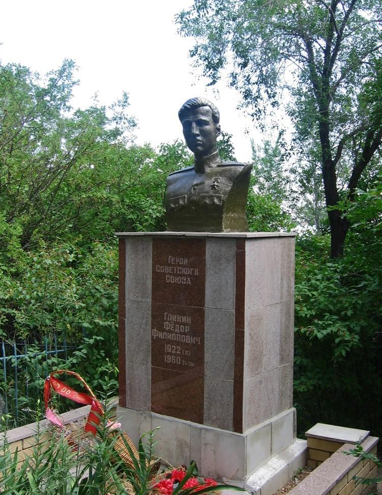 Бюст на могиле Героя Советского Союза Глинина Федора Филипповича (1 марта 1922 - 24 июня 1960).