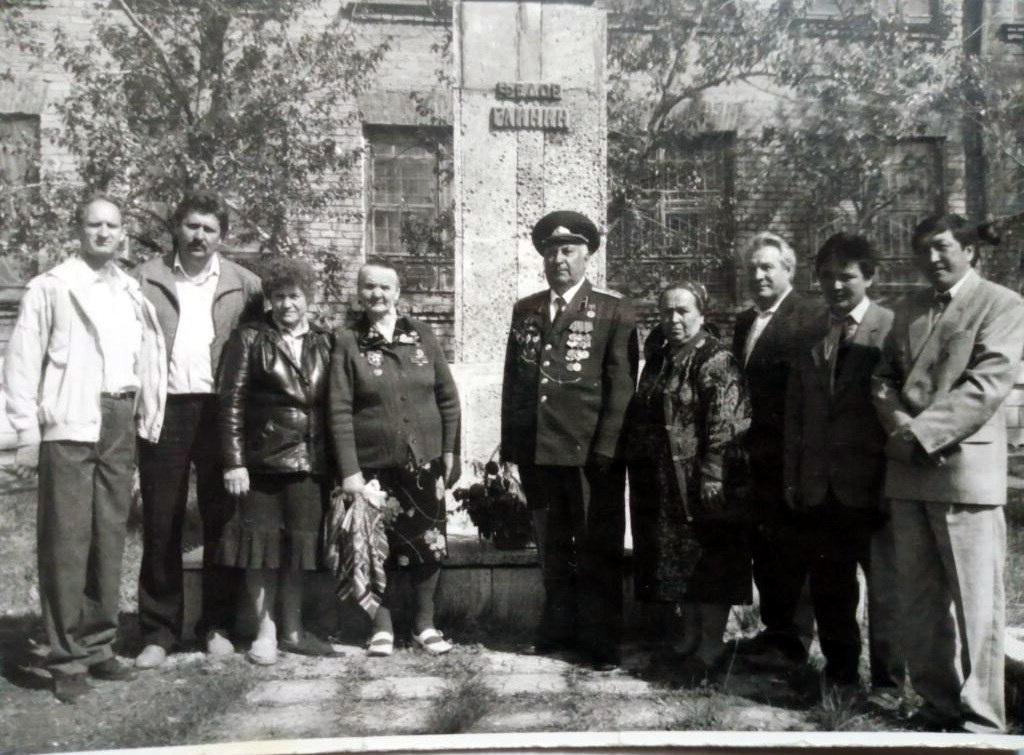 На фото 1980-х годов у памятника Герою Советского Союза Глинину Федору Филипповичу руководство и сотрудники ГПТУ- 66 г. Кокчетава.