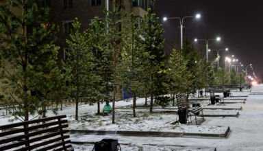Тихо, тепло, лёгкий снежок. Ауельбекова - сквер по Садвакасова (Крупской) - Акана сере - Габдуллина. 7 ноября 2022.