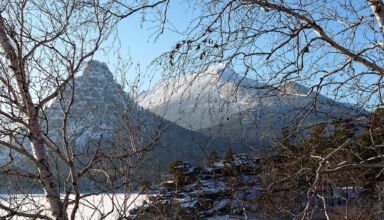 Голубой залив, Окжетпес. Жумбактас (Сфинкс), гора Кокшетау, скала "Туфелька", из-под которой слабо бьёт незамерзающий родник