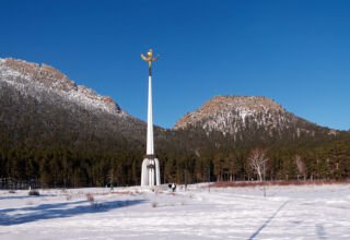 Поляна в яркий солнечный день, белый снег, стелла, совсем седая гора Кокшетау (Синюха), люди на отдыхе. Много ракурсов в коллекцию. 20 ноября 2022.
