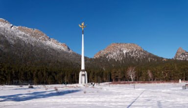 Поляна в яркий солнечный день, белый снег, стелла, совсем седая гора Кокшетау (Синюха), люди на отдыхе. Много ракурсов в коллекцию. 20 ноября 2022.