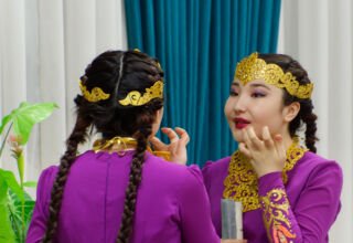 Первая часть фоторепортажа с проходившего в Красном Яре гала-концерта "Акмола жулдыздары". Последние репетиции в проходах перед концертом, волнения. 25 ноября 2022.