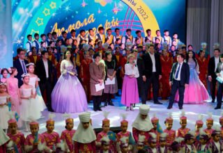 Третья часть фоторепортажа с проходившего в Красном Яре гала-концерта "Акмола жулдыздары". Награждения лауреатов, общее фото после официальной части. 25 ноября 2022.