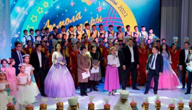 Третья часть фоторепортажа с проходившего в Красном Яре гала-концерта "Акмола жулдыздары". Награждения лауреатов, общее фото после официальной части. 25 ноября 2022.