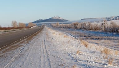 Зимняя дорога в Боровое. Кокшетау Онлайн. Виды на гору Кокшетау (Синюху) и ближайшие горы на закате, низкие облака, всё в инее, морозно. 8 декабря 2022.