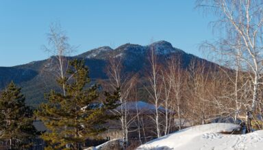 Легкий морозец, солнышко, тихо. Приглашаю погулять по Щучьему озеру, в районе санатория Алмаз. Лес, озеро, рыбаки, горы, отели в лесу и на берегу, всё застроено и забито разнокалиберными заборами. 15 декабря 2022.