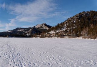 картинки берега озера, общие планы Голубого залива, горы и скалы. Окжетпес, Жумбактас (Сфинкс), Жеке-батыр (Спящий рыцарь), Кокшетау (Синюха).