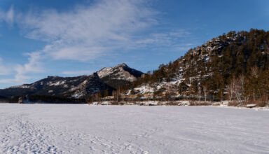 картинки берега озера, общие планы Голубого залива, горы и скалы. Окжетпес, Жумбактас (Сфинкс), Жеке-батыр (Спящий рыцарь), Кокшетау (Синюха).