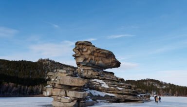 Голубой залив, горы и скалы. Окжетпес, Жумбактас (Сфинкс), Жеке-батыр (Спящий рыцарь), Кокшетау (Синюха). Люди на отдыхе.