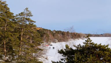 Крупные и средние планы. Голубой залив, горы и скалы. Болектау, Окжетпес, Жумбактас (Сфинкс), Жеке-батыр (Спящий рыцарь), Кокшетау (Синюха), велодорожка. Много ракурсов в коллекцию. 10 декабря 2022.