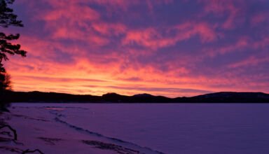 Быстроменяющийся цвет заката. Горы, озеро, рыбаки. 11 декабря 2022.