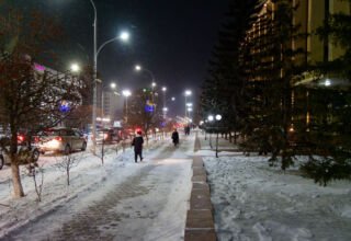На улице минус восемь, сильный ветер, снег, метель. На картинках улицы Абая, перекрёсток Назарбаева, площадь. На улицах много людей в ожидания зажигания новогодней ёлки.