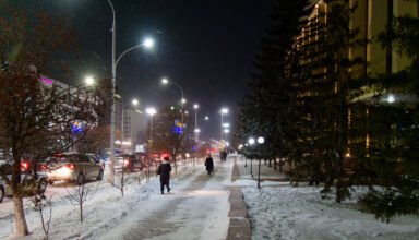 На улице минус восемь, сильный ветер, снег, метель. На картинках улицы Абая, перекрёсток Назарбаева, площадь. На улицах много людей в ожидания зажигания новогодней ёлки.