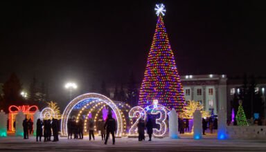 Традиционное зажжение новогодней Ёлки. Концерт, фейерверк, ледяные скульптуры и горки, новогодние украшения площади. Сильный ветер, метель. Много ракурсов в коллекцию. 23 декабря 2022.