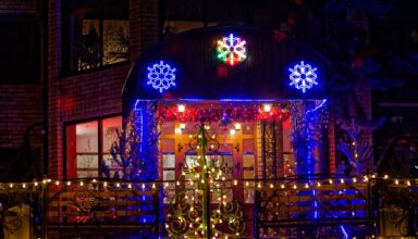 Первый тёплый вечер декабря. Огоньки Борового. Променад, улицы и отели, вывески и другие достопримечательности ночного зимнего Борового . 12 декабря 2022.