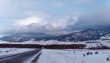 Классические виды дороги на Боровое, замёрзший маленький прудик на въезде.